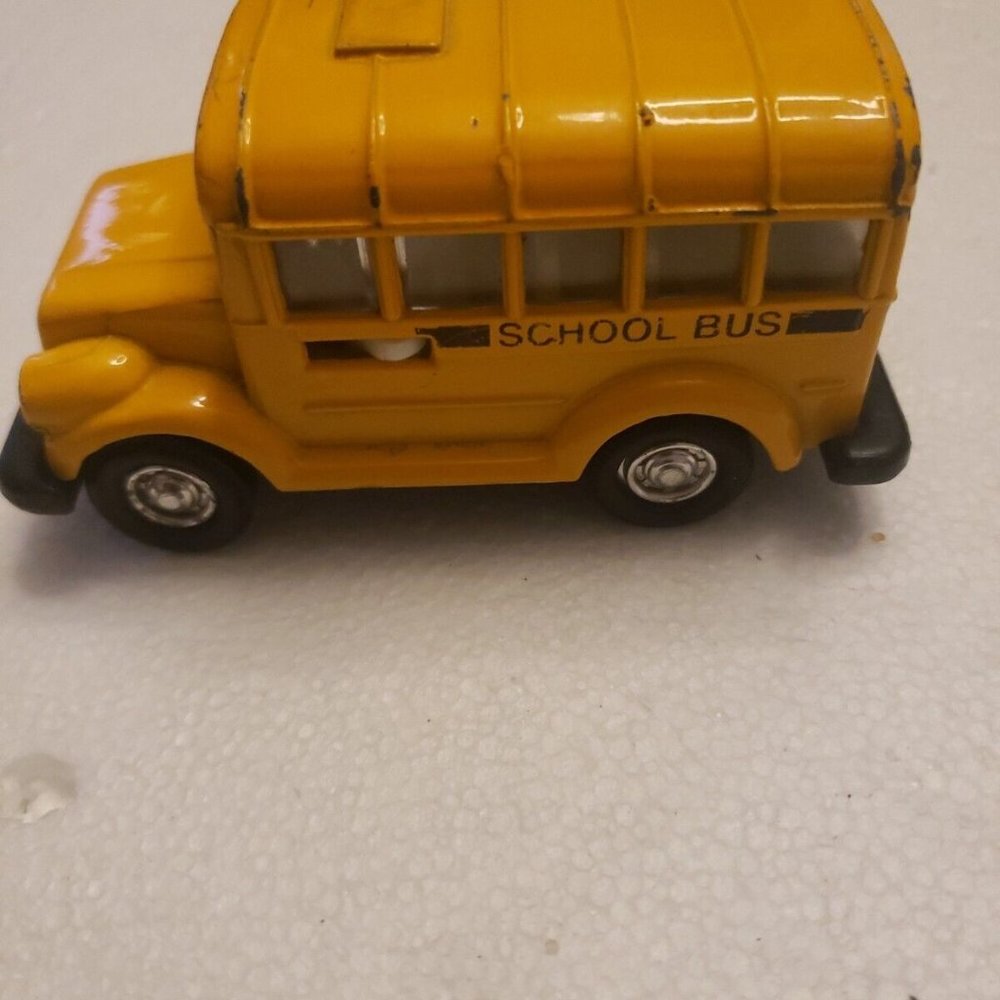 Short School Bus Yellow Kintoy Diecast Model Toy bus pull back